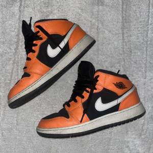 Säljer dessa Nike Jordan 1 Mid i färgen Black Orange för dom kommer aldrig till användning🧡🖤 Storlek 40 men passar mig som har 38/39 också🫶 