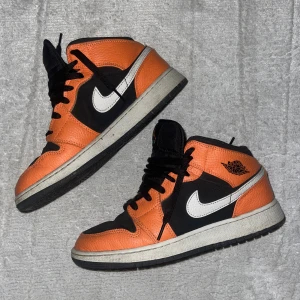 Nike Jordan 1 Mid Black Orange  - Säljer dessa Nike Jordan 1 Mid i färgen Black Orange för dom kommer aldrig till användning🧡🖤 Storlek 40 men passar mig som har 38/39 också🫶 