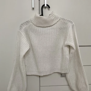 Vit skickad tröja - En jätte skön vit stickad tröja med turtleneck. Använt några få gånger!