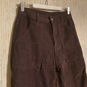 Brun manchesterbyxa - Brun Manchesterbyxa med vida ben. Använda 1 gång. 