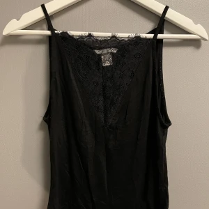 Topp med spetsdetalj  - Endast provat superfin topp. Tajt passform. Spetsdetalj som når till halsen