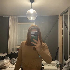 Zara tröja - Beige långärmad tröja med detalj framtill från Zara. Storlek M men liten i storleken så passar S.