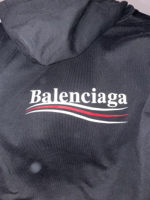 Balenciaga hoodie  - Säljer min hoodie tyvärr då jag tröttnat på den. Kvitto finns inte men utlovar ett äkthet bevis om man skriver.