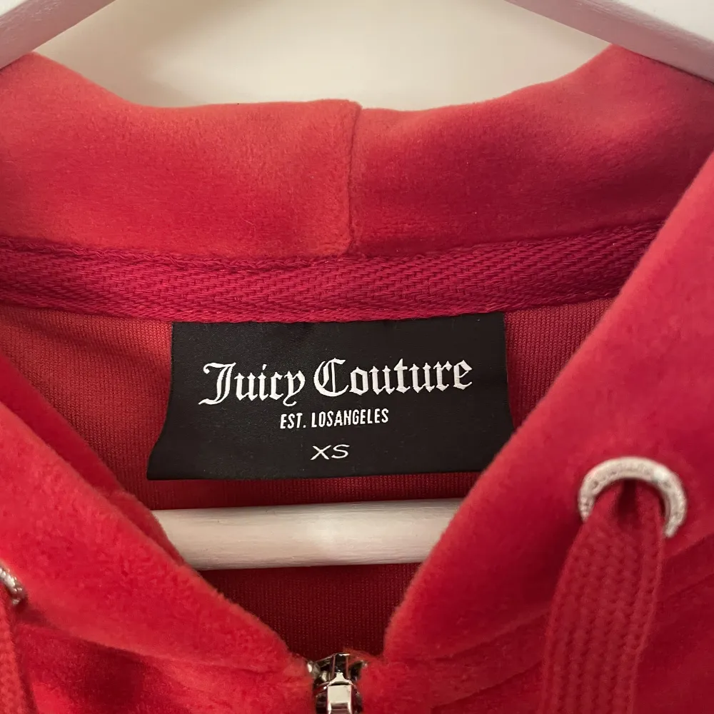 Jag säljer min röda juicy couture tröja i storlek xs. I nyskick och använd endast 2 gånger! Nypris var 1200. Skriv till mig vid intresse eller frågor!. Tröjor & Koftor.