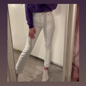 Jeans från bikbok - Fina jeans från bikbok, lite kräm vit i färgen. Aldrig använda🌸 