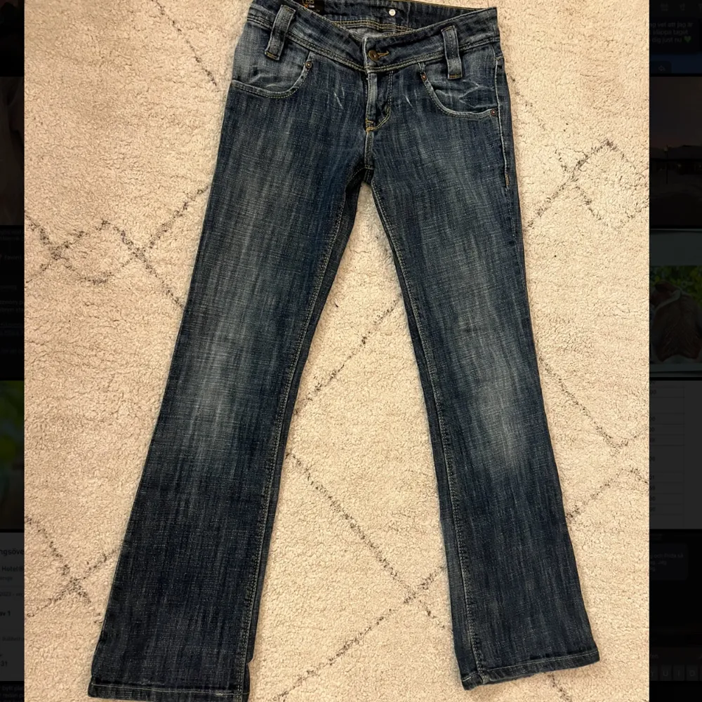 Sååå snygga Lågmidjade jeans som tyvärr va för små, strl 34 🫶🏼. Jeans & Byxor.