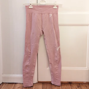 Tights Gymshark  - Tights från Gymshark i fint skick. Modell Flawless Knit Tights i färgen Washed Lavender. Nypris 650 kr. Storlek M.