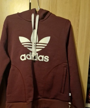 Adidas - Str XL, passer bedre L/M.