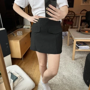 Svart kortkjol  - Populär svart kort-kjol från Zara. Relativt oanvänd och i väldigt bra skick💕