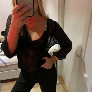 Topp - Så snygg meshtopp perfekt till exempel fest. ❤️‍🔥storlek L men sitter snyggt på mig med S🫶🏻