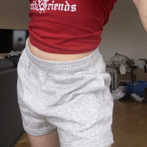 mjukis shorts - enkel mjukis shorts som knappt är använda från gina!! passa på att handla nu när det är 50% på all frakt!