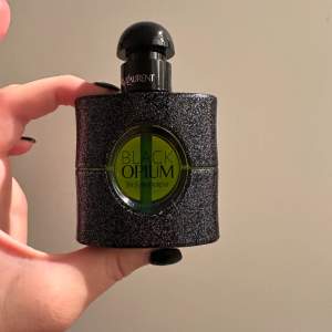 Black Opium Illicit Green EdP 30 ml.  Endast doftad på (3-4 spray). 