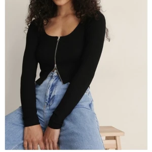 Långärmad tröja - Aldrig använd, bara testad, blixtlås i mitten på tröjan. 