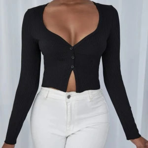 Sexig tröja - En svart tröja/ topp som både går att använda som en kofta över ett linne eller som en topp på fest eller speciellare tillfällen, den är helt oanvänd och det är storlek S. Skriv för mer bilder✨