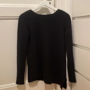 Cashmere tröja  - Nu säljer jag min fina Cashmere tröja. Tror är i 100% cashmere. Skriv privat för mer information och bilder på tröjan💗