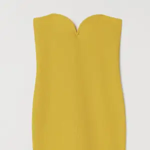 En gul ribbad klänning ifrån h&m och är slutsåld. Helt oanvänd 