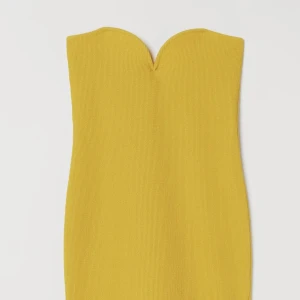 Gul klänning ribbad  - En gul ribbad klänning ifrån h&m och är slutsåld. Helt oanvänd 