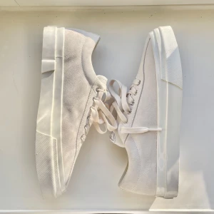 SWC Dellow Sneakers Ecru - Mäkta stilrena mockaskor (sneakers) NYA från Stepney Workers Club i en härlig ljus sandfärgad nyans. Passar mycket bra till jeans och en ljus överdel. Perfekt för vårens ljusa dagar! 💫Den kraftiga sulan är av högkvalitativt vulkaniserat gummi. Strl. 43