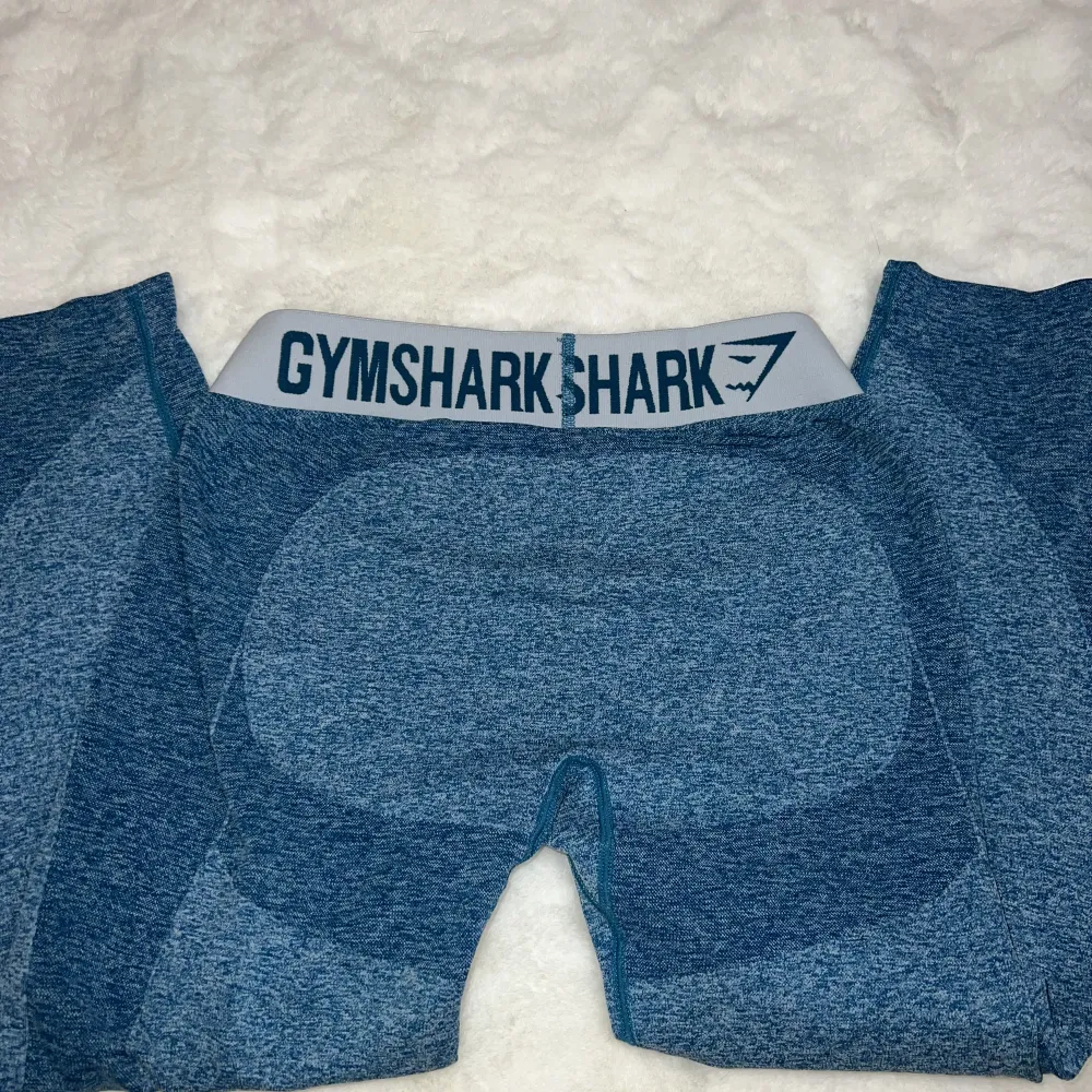 Helt nya oanvända croppade flex leggings från gymshark. Prislapp sitter kvar. 💓 Strl S. Jeans & Byxor.