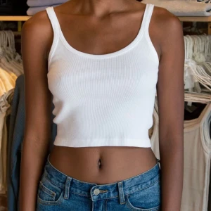 Vitt linne - säljer mitt nyinköpta linne ifrån Brandy Melville då jag råkade beställa två.. lappen finns kvar. det är onesize men skulle säga att det är en storlek S. skriv ifall du är intresserad eller vill ha fler bilder på plagget!💕