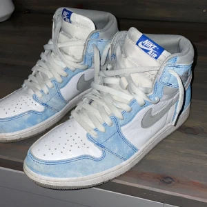 Hyper royal jordan 1 High - storlek 44 US10 Knappt använda jättefint skick. Låda och oanvända BLÅ snören följer med. 