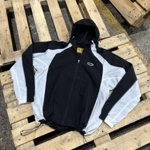 Cortiez Jacka  - Säljer denna Oanvända Cortiez Jacka/Windbreaker. Storlek M, Helt äkta köpt från Cortiez hemsida. För mer info o frågor skriv gärna!