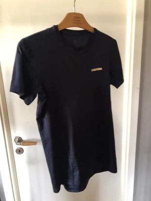 Tränings t-shirt - En svart tränings t-shirt vet inte vart den kommer ifrån men är i storlek 158-164. Är bara testad annars oanvänd då jag har andra jag gillar bättre. Materialet är väldigt andningsbar. Djur i hemmet. 