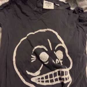 Cheap Monday t shirt  - Säljer Cheap Monday t shirt, använd fåtal gånger. I jätte fint skick, bekväm att ha på sig😇 storlek S men passar M också
