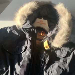 Parajumpers gobi lightweight - Säljer min fåtal gånger använda parajumpers gobi jacka med äkta päls. Skick: 5/5 Färg: Svart Nypris: 8999kr Strl: L ( Brukar ha S/M och denna sitter riktigt bra med exempelvis en hoodie under)