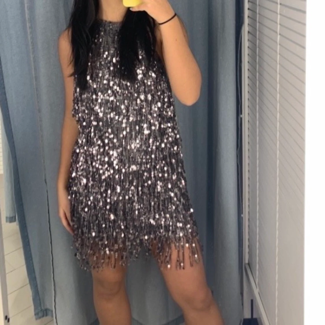 Glittrig klänning från pull and bear 