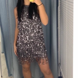 Glittrig klänning från pull and bear  - Säljer den här suuuper snygga glittriga klänningen som är så cool! Säljer då den tyvärr är för lång för mig, ALDRIG ANVÄNT 💖💖