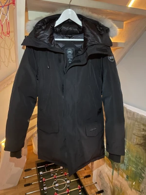 Canada Goose Langford Parka - Säljer min Canada Goose Stl. 52 (L), Herr Langford Parka Black Label Fusion Fit. | Den är nyskick, bara använd 4-5 ggr. | Äkta päls som även går att ta av med hjälp av dragkedja. | Nypris 16.000kr. | Färg Svart. | Strl (L) men sitter också bra på M 