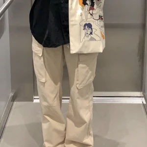 Cargo byxor  - Super sköna byxor, stl 38, dem är lite skrynkliga på bilden men det är bara att stryka till dom ☺️ 