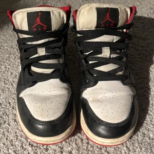 Jordan 1  - Äkta men rätt slitna (vid t.e.x hälen under skon)därav priset 