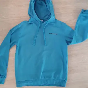 Det är en blå hoodie knappt använd 