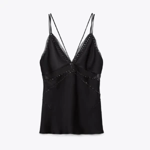 Zara topp - Skitsnygg topp från Zara! Säljs inte längre på hemsidan. Nyskick och perfekt till fest😍skriv priv för fler bilder❤️säljer direkt för 450kr!! 