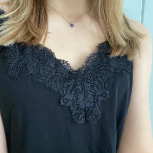 Svart spetslinne - Ett jättefint svart spetslinne från hm i fint skick💕