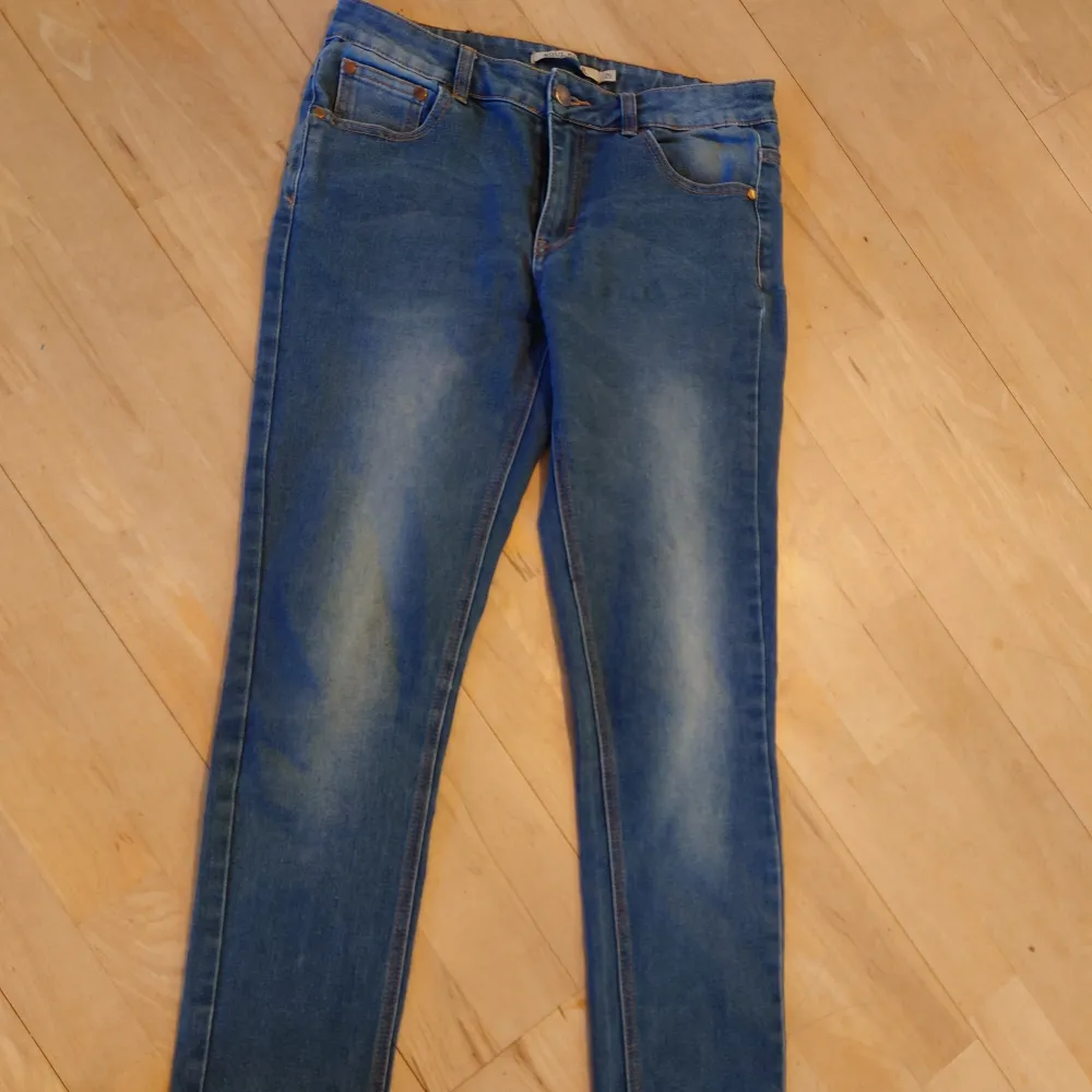 Mellanblå jeans strl 29. Sparsamt använda så i mycket fint skick.. Jeans & Byxor.