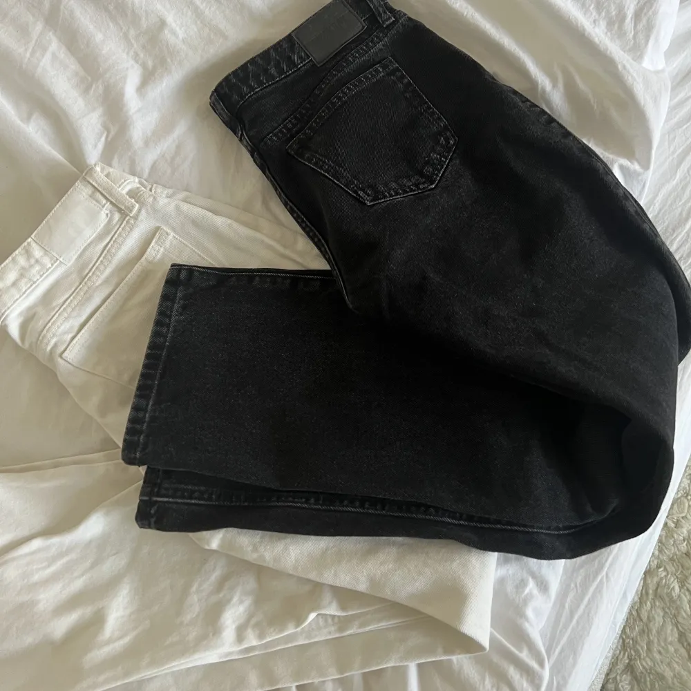 Säljer två par jeans med väldigt låg midja i modellen arrow från weekday. De svarta är i använt skick och de vita är knappt använda. Köp båda för 400kr eller ett par för 250kr. Frakt betalas av köparen💕💙jag är 170cm!!!. Jeans & Byxor.