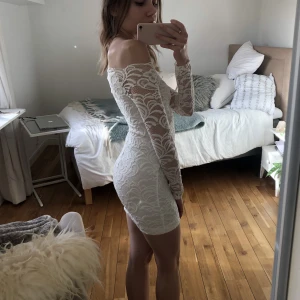 Studentklänning - Vit spetsklänning från NLY i storlek small (liten i storleken). Änvänd en gång!  Obs - förkortad