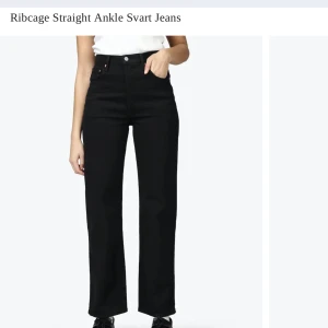 LEVIS JEANS - Levis jeans i modellen ribcage straight ankle. De är i mycket fint skick men är tyvärr för små för mig nu. Strl W23 L27. 