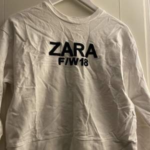 Mjuk sweatshirt från zara i storlek S. Fint skick! Frakt tillkommer 💕