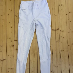 Maya delorez ridbyxa helskoning - Säljer dessa ridbyxor då jag inte tävlar längre. Använda en gång, dom är som ny! Hämtas i gnarp eller skickas mot fraktkostnad.