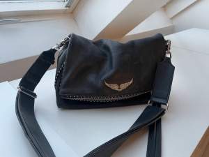 Säljer min svarta väska ifrån Zadig med justerbara band! Väskan har använts mycket men är fortfarande i bra skick! 