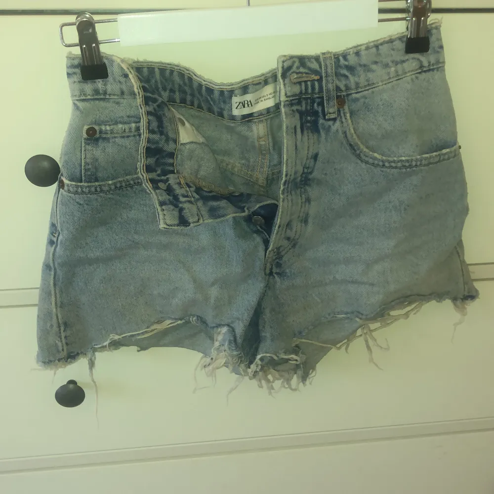 Zara jeans shorts som är skitsnygga men tyvärr blivit för små för mig:((( använt en del men är väldigt bra skick!! . Shorts.