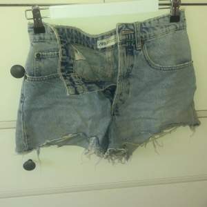 Zara jeans shorts som är skitsnygga men tyvärr blivit för små för mig:((( använt en del men är väldigt bra skick!! 