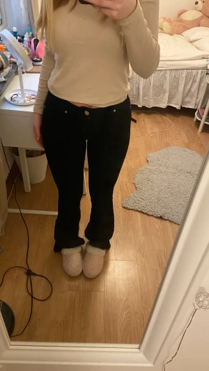 Svarta bootcut byxor  - Svarta midwaist bootcut byxor/jeans. Väldigt sköna och stretchiga med ett väldigt mjukt material. Använt 1 gång!❤️