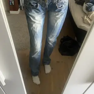superfina lågmidjade jeans ❤️är 175 lång och de är långa på mig men är lite stora i midjan 