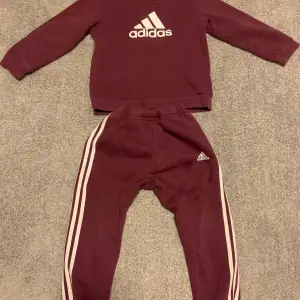 Adidas set för barn 3-4 åldern. Den är använd och har fläck på byxorna men toppen är i bra skick! 