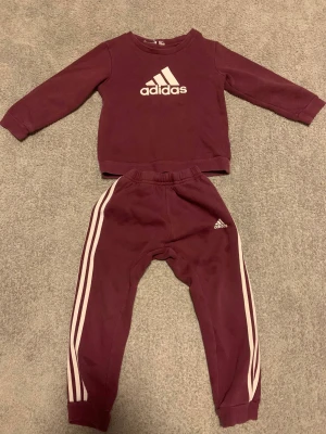 Adidas det för barn - Adidas set för barn 3-4 åldern. Den är använd och har fläck på byxorna men toppen är i bra skick! 